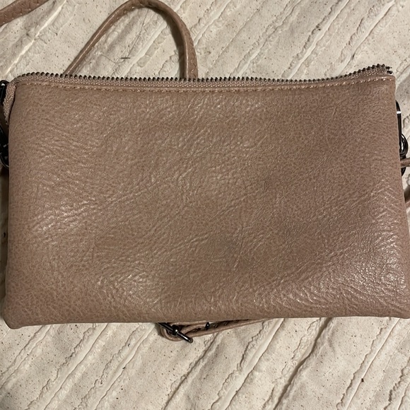 Riley Crossbody by Jen & Co  - Vegan Leather, Eco-Friendly Handbag - Picture 3 of 12